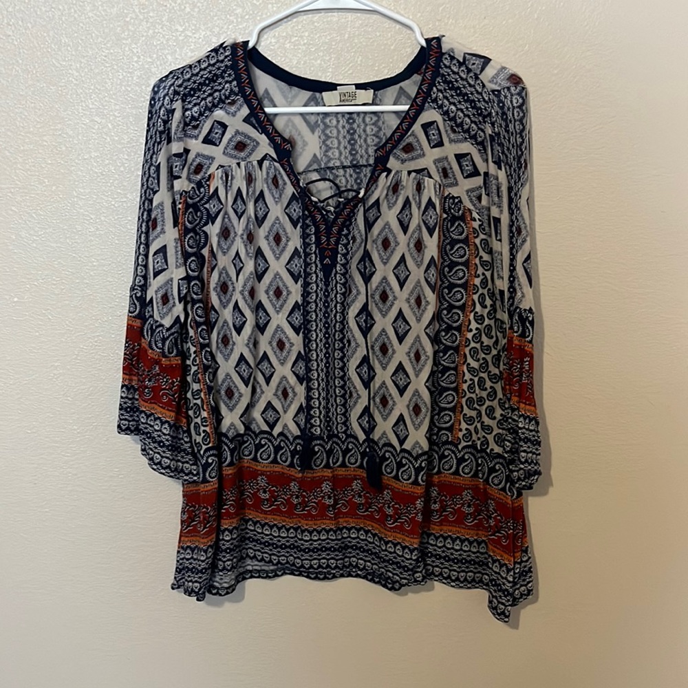 Size small 3/4 sleeve flowy shirt.
